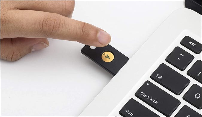 Pessoa usando YubiKey no computador