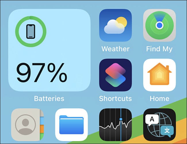Um exemplo do widget "Baterias" mostrando a porcentagem de bateria do iPhone na tela inicial.
