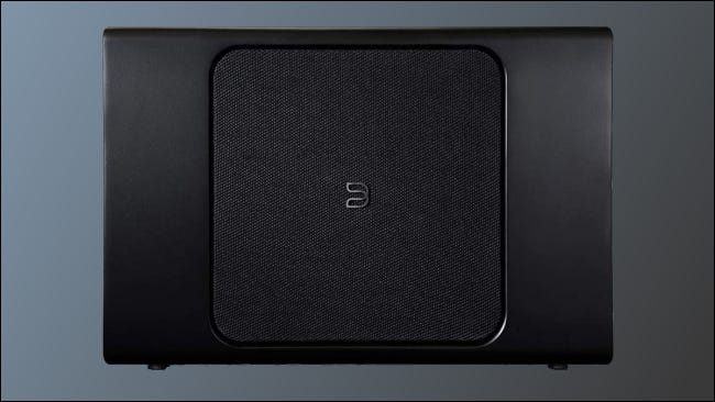 Subwoofer bluesound em fundo cinza