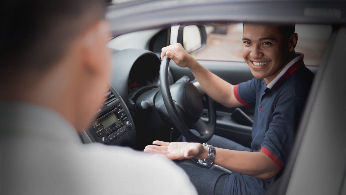 Um motorista de entrega ou coleta em um carro