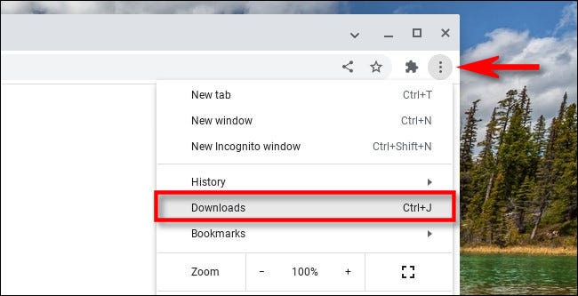 No Chrome no Chromebook, clique no botão de menu de três pontos e selecione "Downloads".