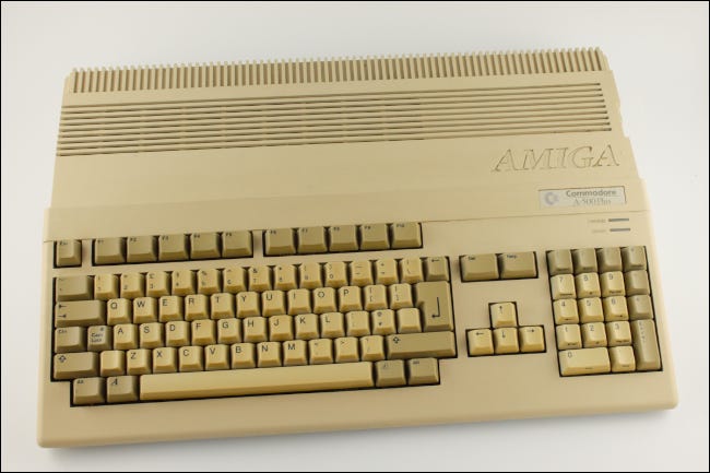 Um vintage Commodore Amiga A500 em um fundo branco.