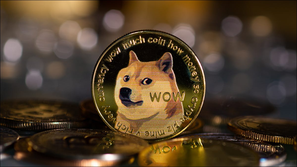 Close de uma versão física vertical de um Dogecoin.