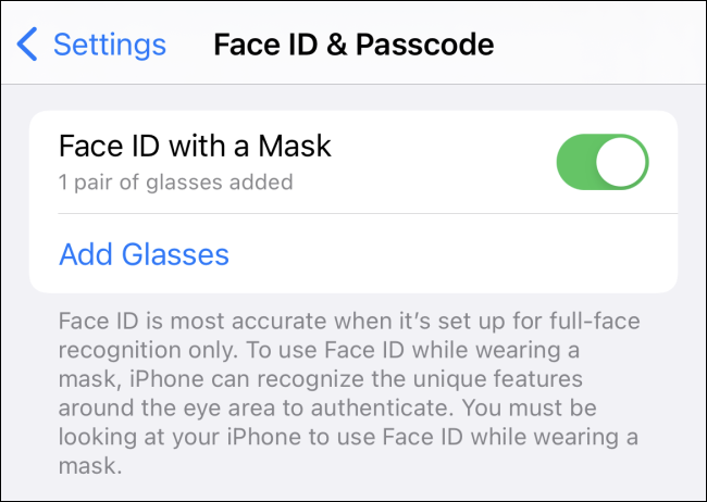 Um aplicativo de configurações do iPhone mostrando o Face ID com uma máscara ativada junto com um par de óculos.