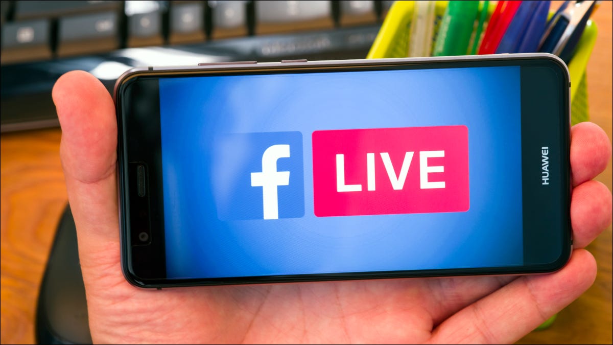 O logotipo do Facebook ao lado da palavra "Live" na tela de um smartphone.