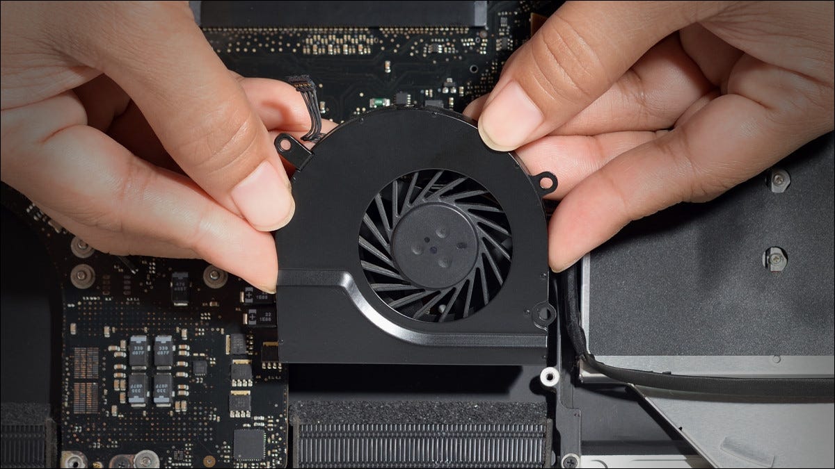 Alguém instalando um ventilador em uma placa-mãe de computador.