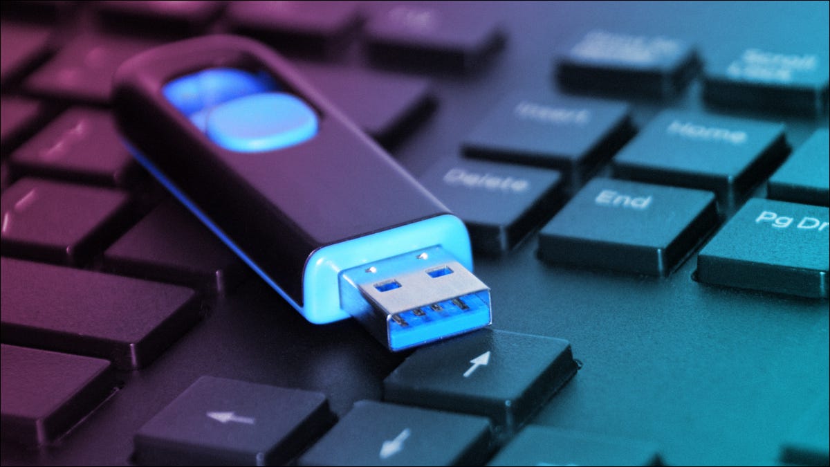 pen drive sobre o teclado de um laptop