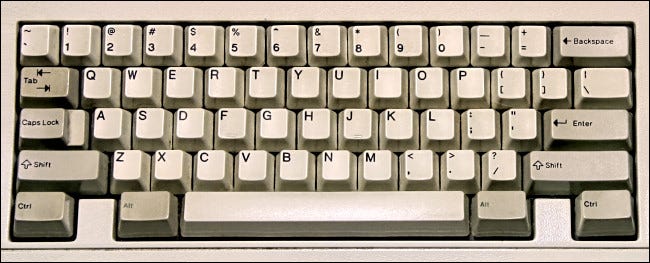 As teclas QWERTY em um teclado IBM Modelo M de 1986.
