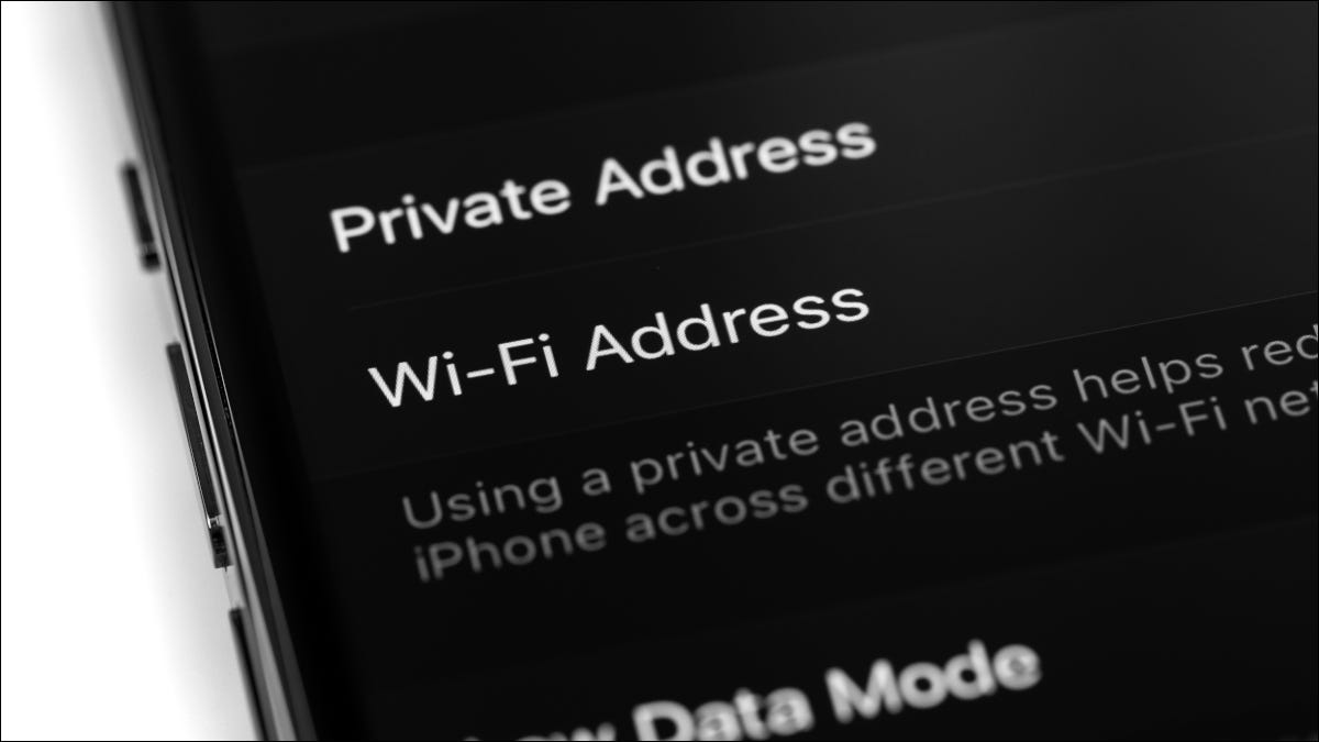 Close da tela de um iPhone com a frase "Endereço Wi-Fi" em foco.