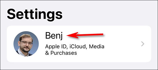 Em Configurações do iPhone, toque no nome do seu ID Apple.