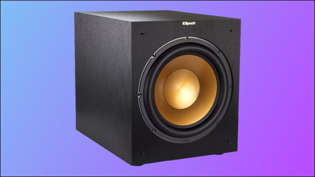 Subwoofer Klipsch em fundo azul e roxo