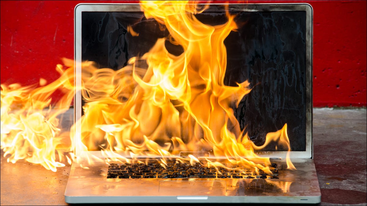 Um laptop em chamas, envolto em chamas.