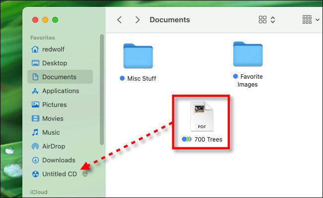 Arraste seus arquivos para o disco "Sem título" na barra lateral do Mac Finder.