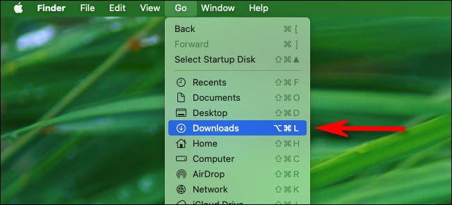 No Finder, clique em "Ir" na barra de menu e selecione "Downloads".