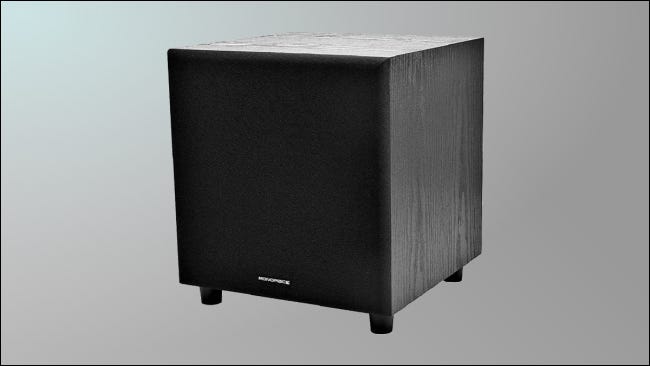 Subwoofer Monoprice em fundo cinza