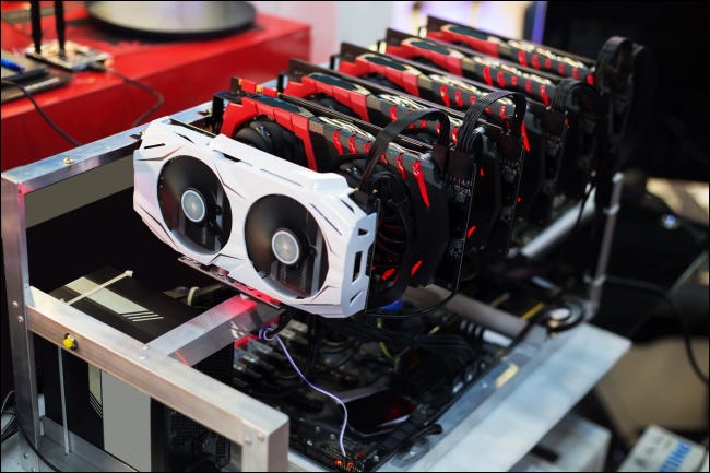 Várias placas de GPU em um minerador de criptografia.