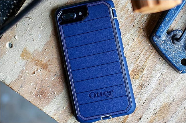 Capa azul OtterBox Defender para iPhone SE