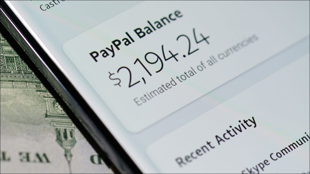 Close do saldo do PayPal de alguém mostrado na tela de um smartphone.