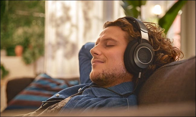 pessoa relaxando com fones de ouvido Philips SHP