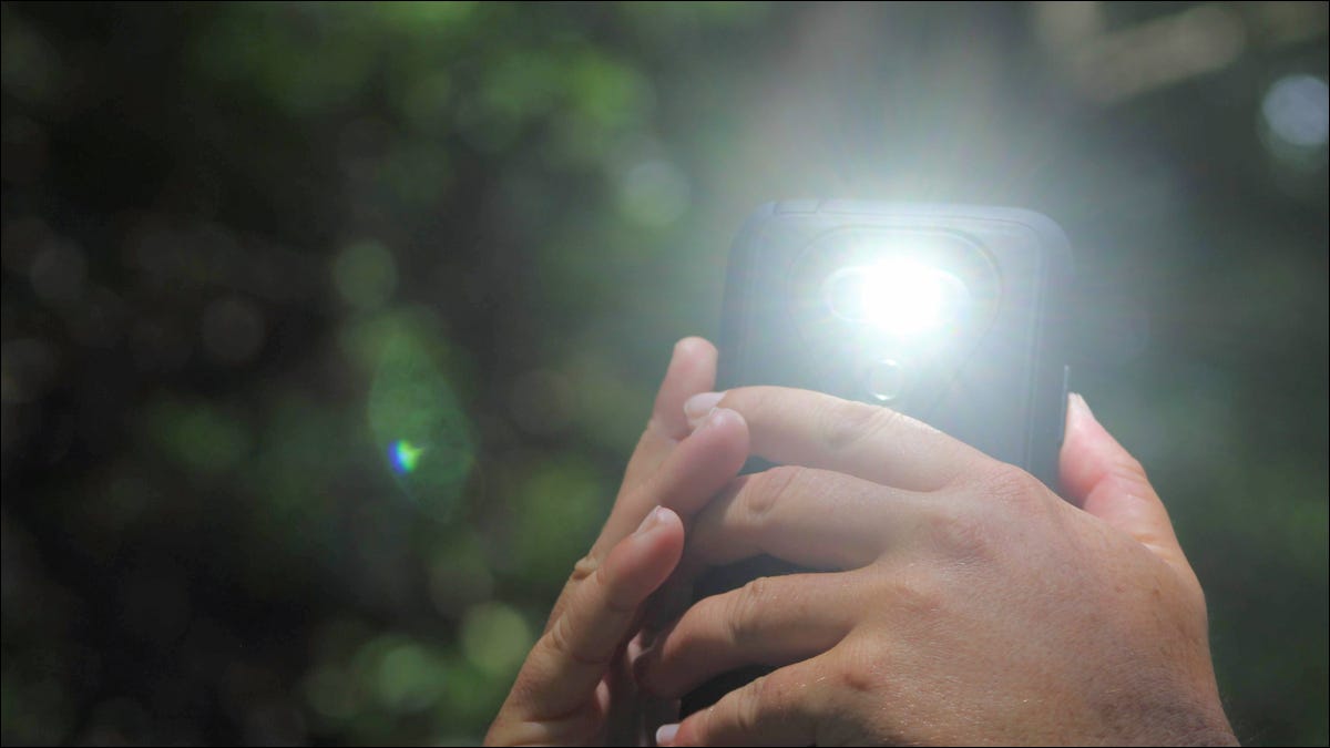 Telefone com uma lanterna acesa