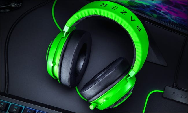 Razer Krakens verde na mesa do computador