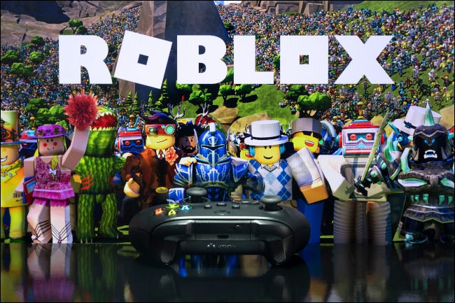 Arte promocional do jogo Roblox por trás de um controle do Xbox.