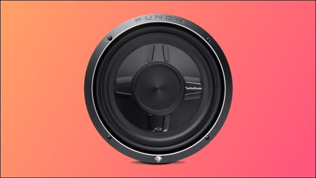 Rockford Subwoofer em fundo rosa