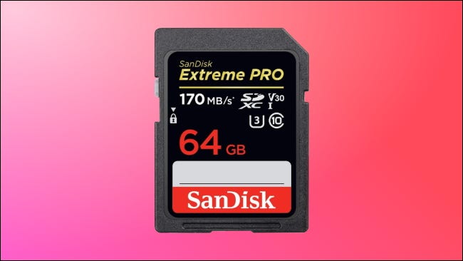 Cartão SD SanDisk em fundo rosa