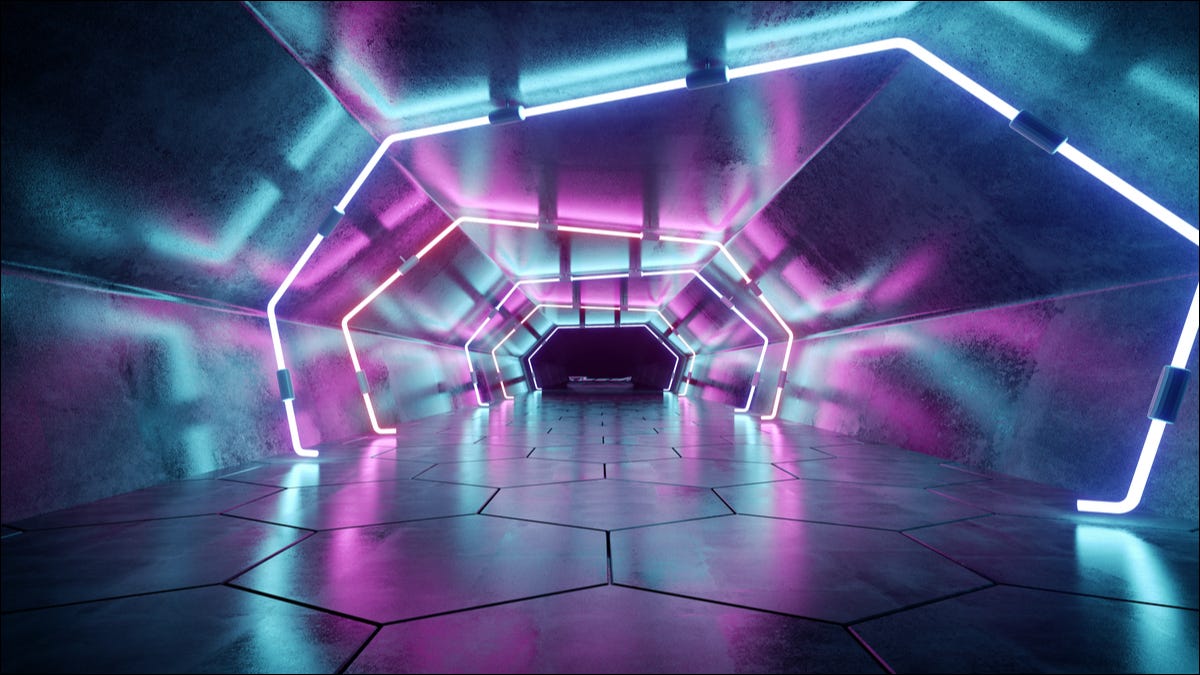 Um túnel de aparência futurista com iluminação LED colorida.