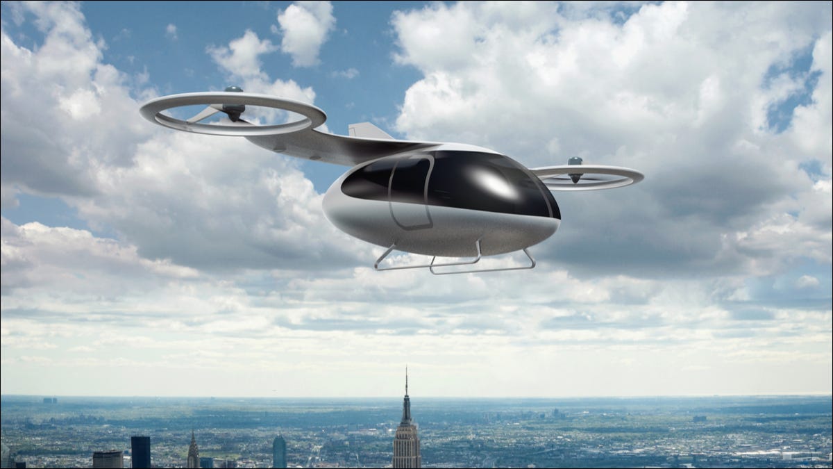 Um conceito de um drone de passageiros voando sobre a cidade de Nova York.