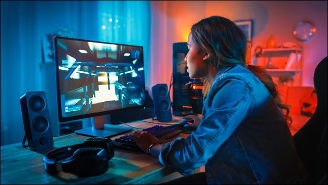 Uma pessoa jogando um jogo de PC.