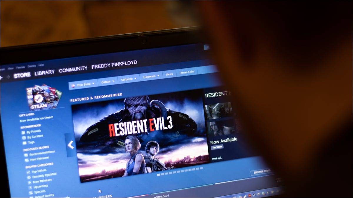 Uma pessoa olhando para o Steam em um laptop Windows.