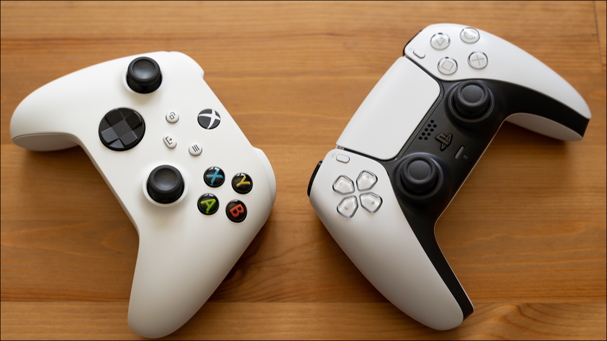 Um controle PlayStation 5 e Xbox Series S.