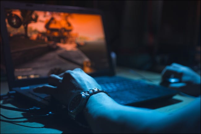 Uma pessoa jogando em um laptop PC.