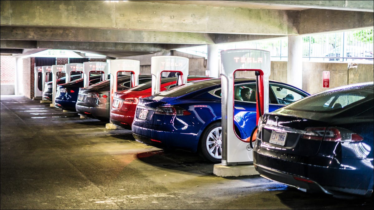 Vários carros elétricos estacionados nas estações de carregamento da Tesla.