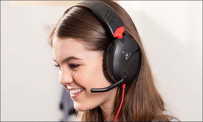 Person using Turtle Beach Recon 70