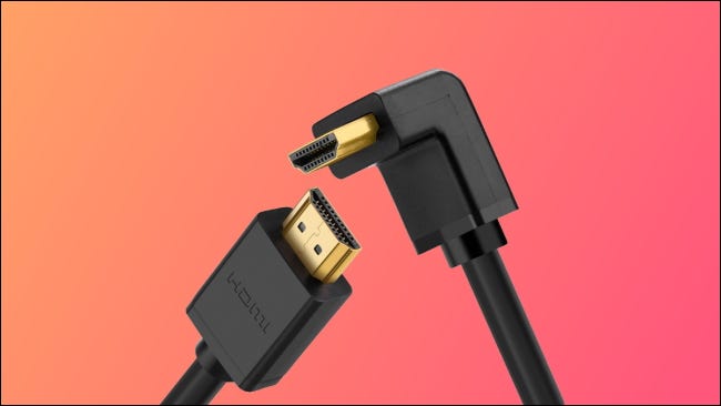 Cabo HDMI angular em fundo rosa