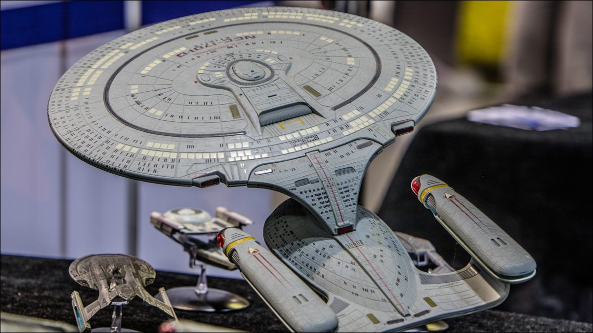 Um modelo da USS Enterprise.