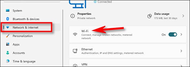 Nas configurações do Windows 11, clique em "Rede e Internet" e selecione "Wi-Fi".