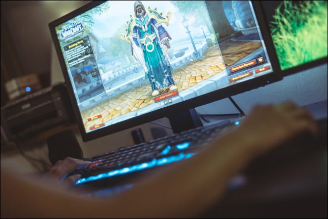Mulher jogando World of Warcraft em um PC de mesa.