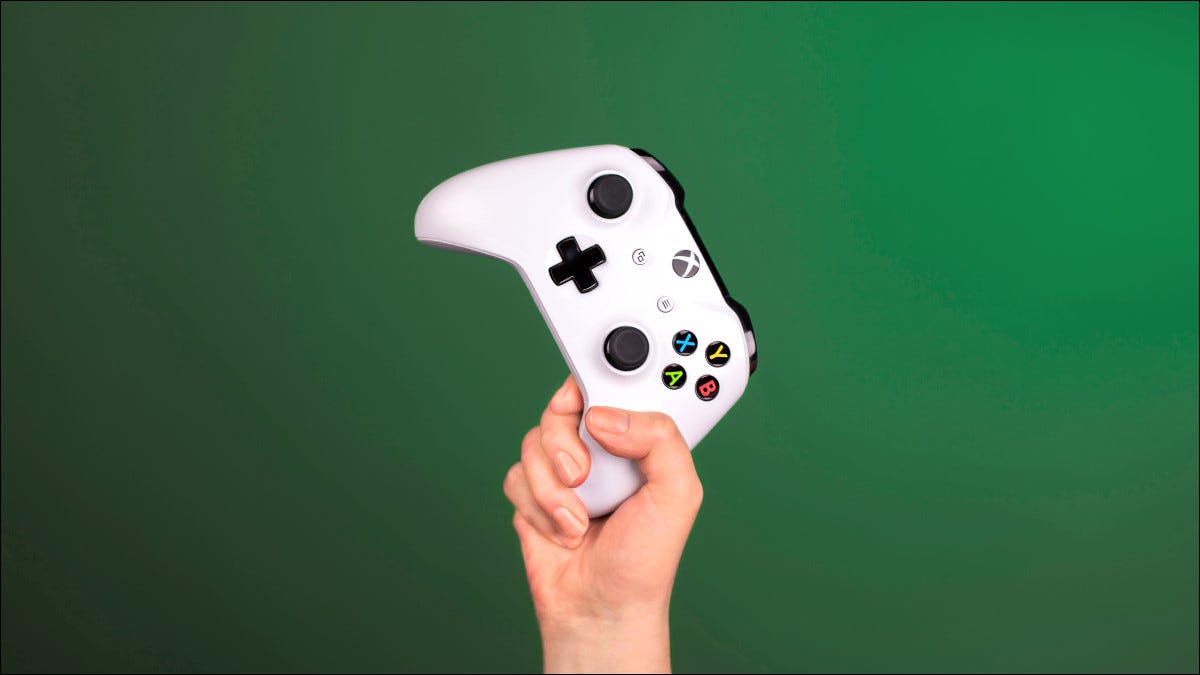 A mão de uma pessoa segurando um controle do Xbox One.