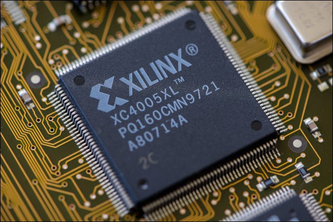 Close-up de um circuito integrado Xilinx FPGA.