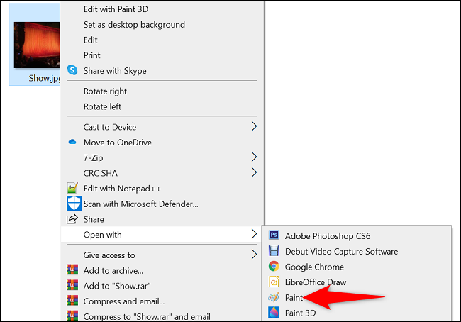Clique com o botão direito do mouse na foto e selecione Abrir com > Pintar.