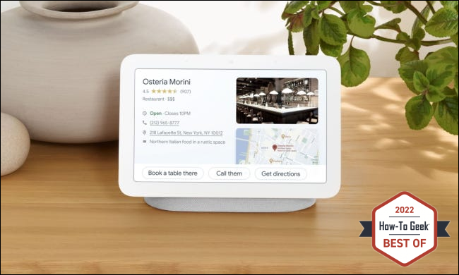 Hub Google Nest na mesa com panelas