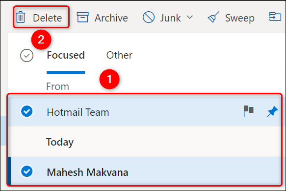 Selecione e-mails consecutivos e escolha "Excluir" na parte superior.