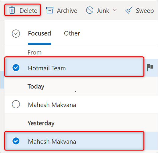 Selecione e-mails não consecutivos e escolha "Excluir" na parte superior.