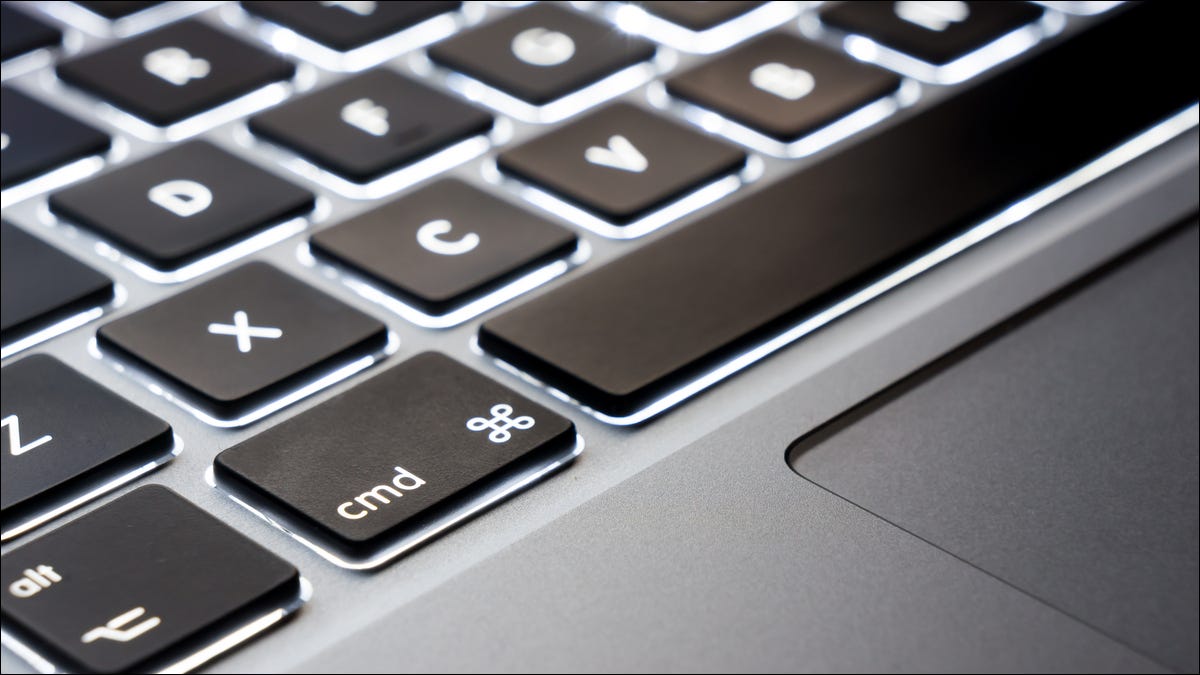 Close up de um teclado MacBook retroiluminado.