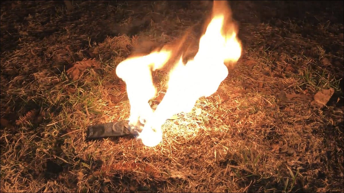 Uma bateria de telefone em chamas.