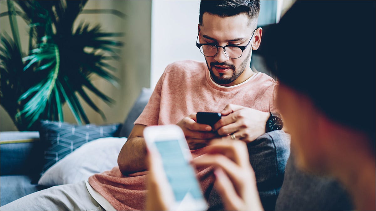 Um casal usando a internet ao mesmo tempo em seus smartphones.