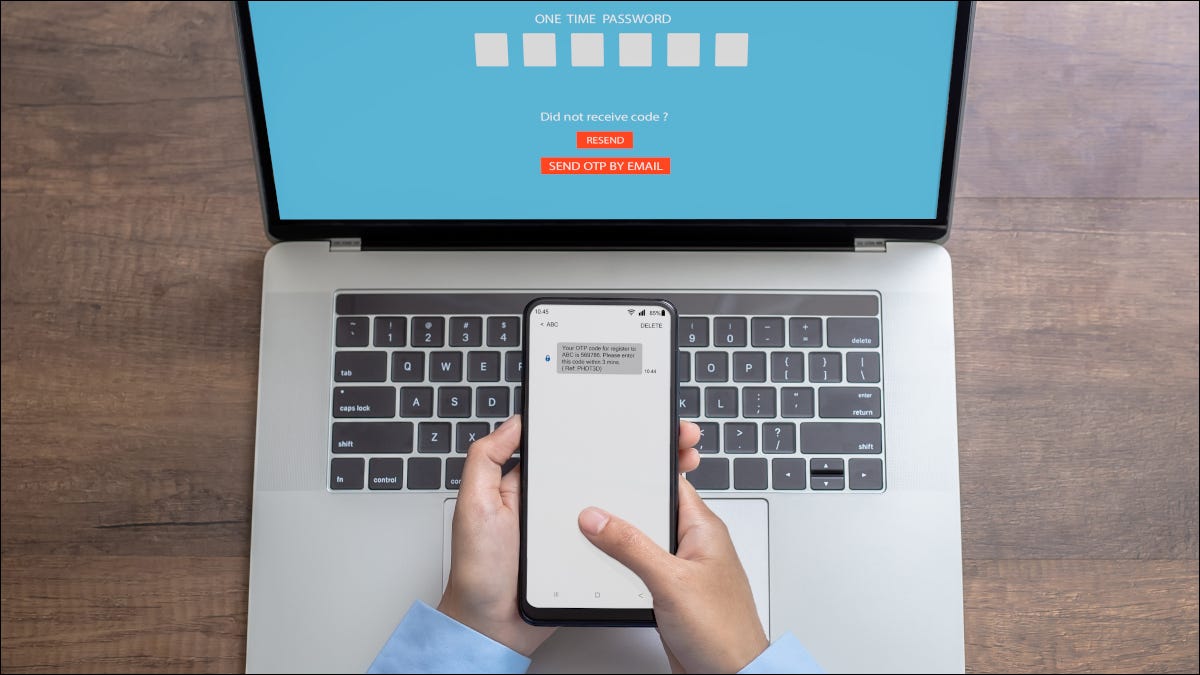 OTP no telefone com laptop.